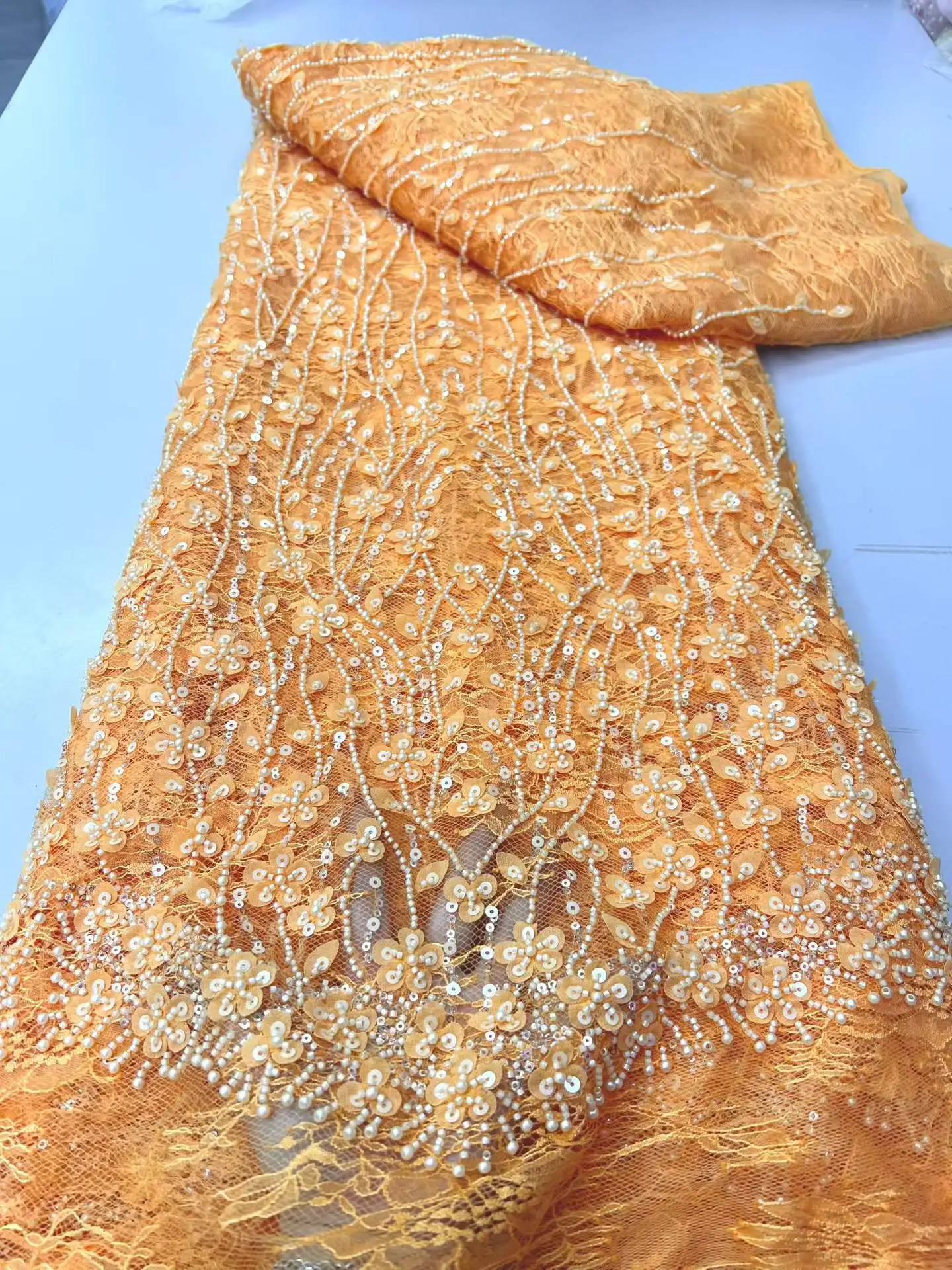 

Африканское нигерийское кружево с бисерной вышивкой 2026 года, высококачественная роскошная 3D-аппликация, французская сетчатая ткань с пайетками для свадебных и праздничных платьев