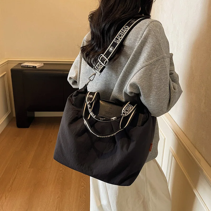 موضة جديدة سعة كبيرة النايلون حقائب بيد علوية المرأة بسيطة الترفيه حقائب كتف مريحة ومتعددة الاستخدامات الملمس حقيبة المدرب