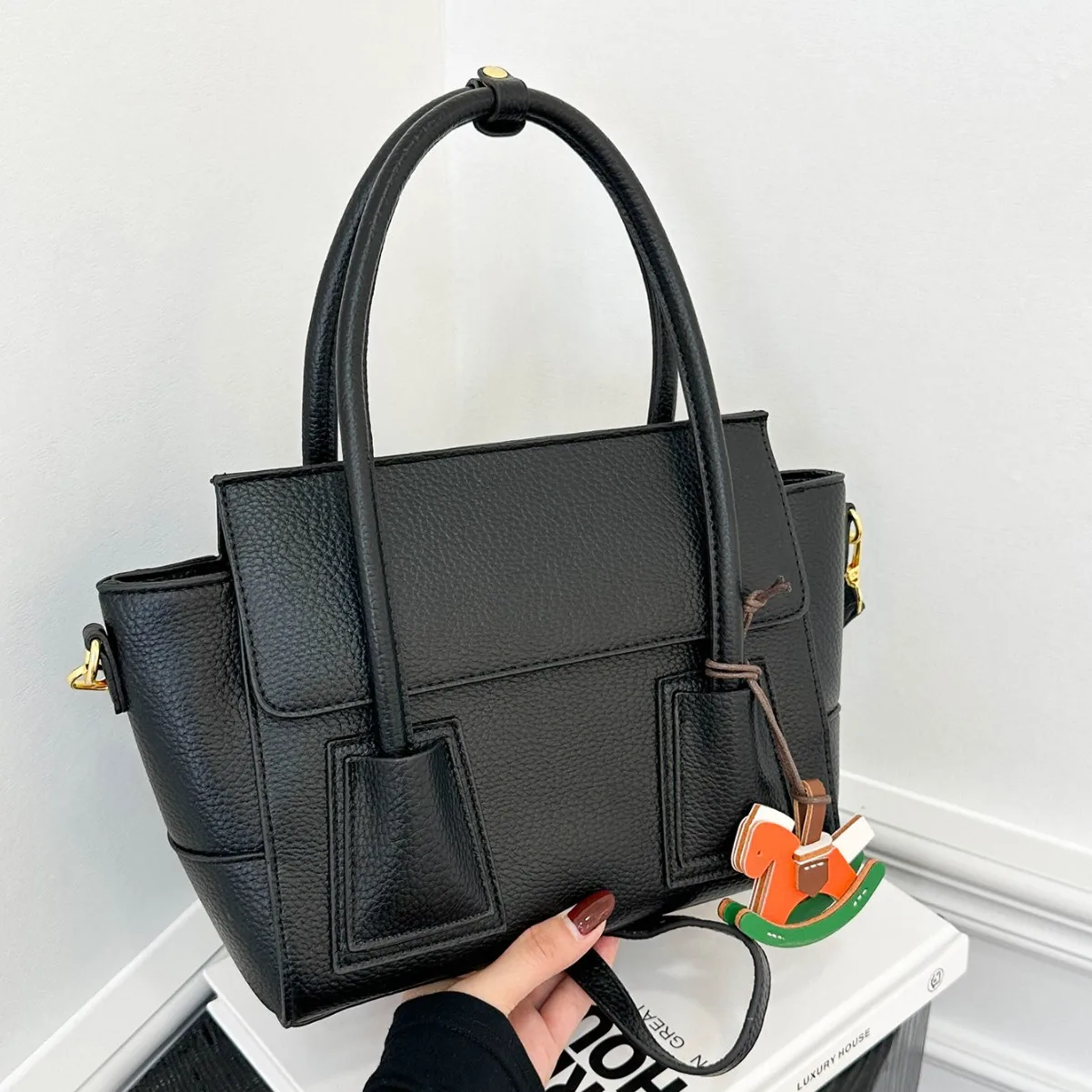 

2025 Summer Top Handle Bag, Women's Chic Shoulder Crossbody, Textured Day to Night Purse, Versatile Sling Bag, Minimalist Tote