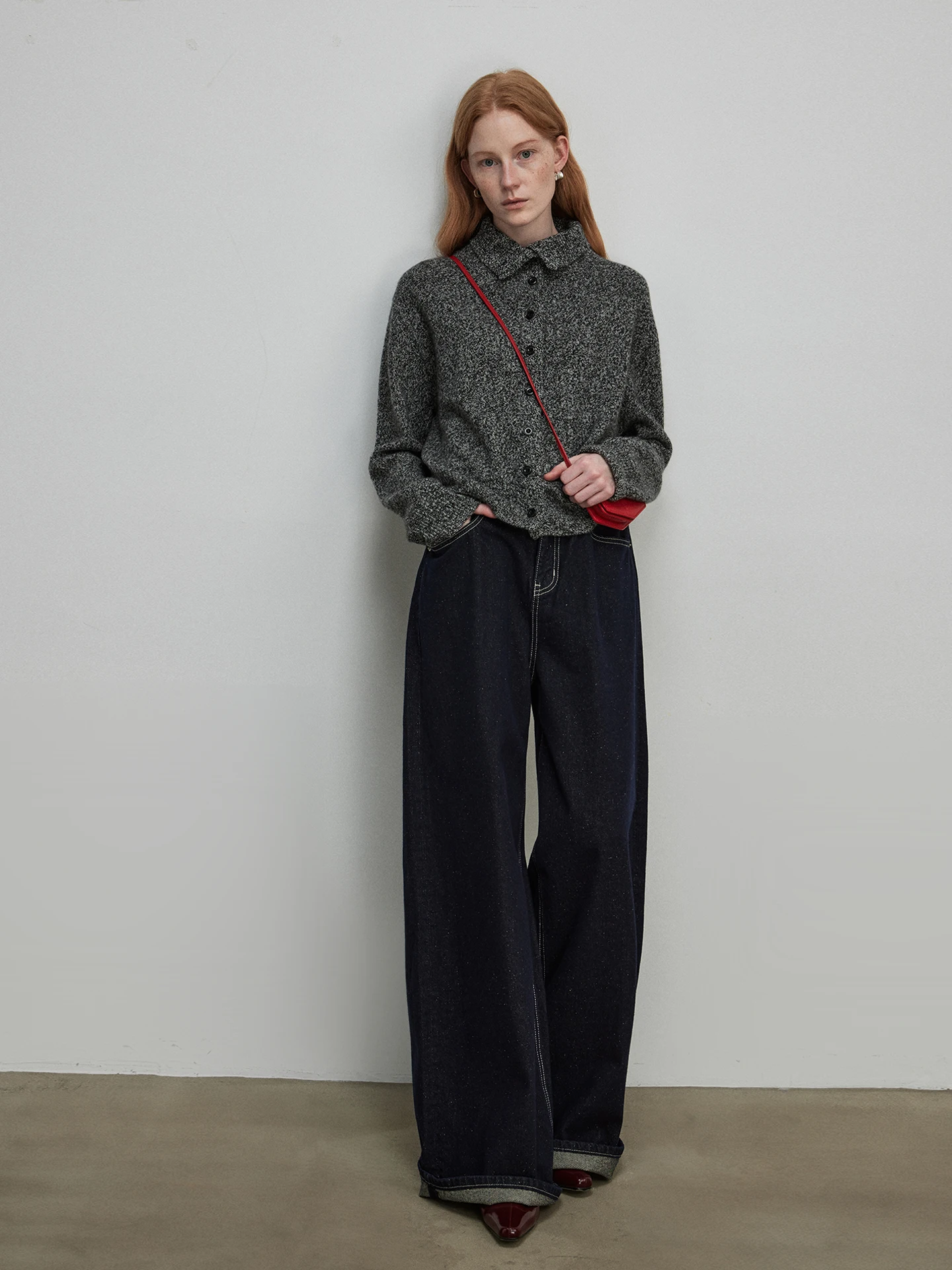 

Классические джинсы с высокой талией и широкими штанинами, винтажные, прямого кроя, в пол, струящиеся, оригинального цвета, с эффектом разводов, женские.