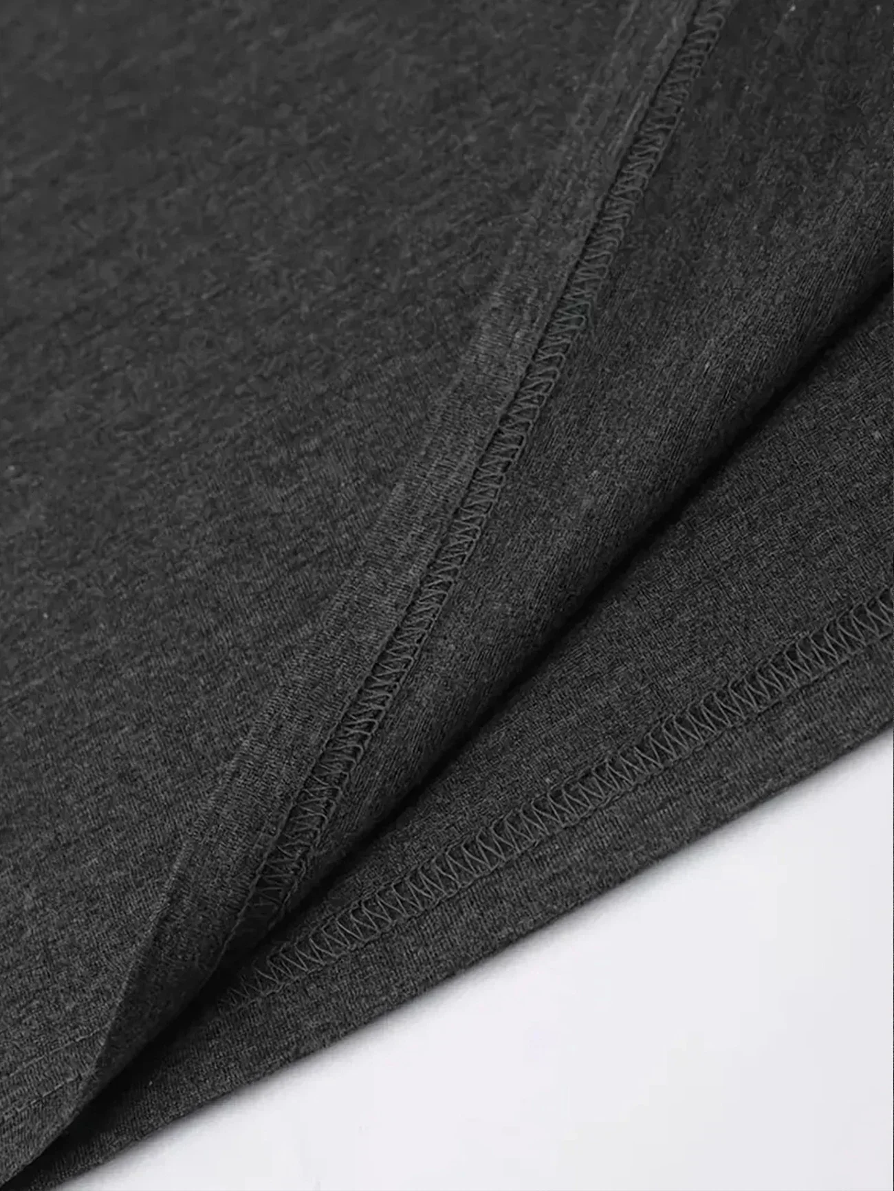 Ärmelloses Sommerkleid für Damen, lässiges Damenkleid mit grafischem Aufdruck „Messy Bun Skeleton Holding Coffee“. – Detail 3