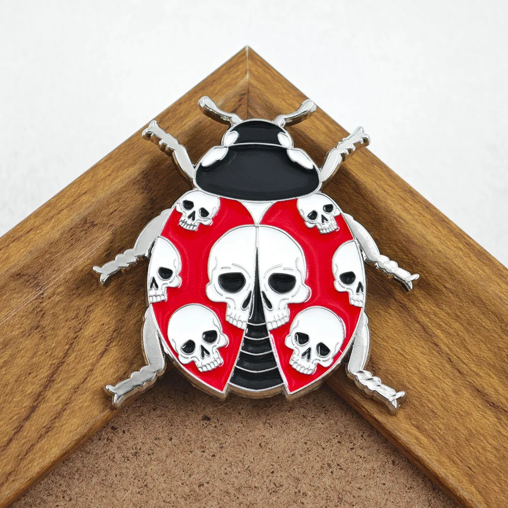 Gothik-Marienkäfer-Schädel-Brosche Rotes Insekten-Metall-Abzeichen Punk-Skelett-Emaille-Pin Gothic-Schmuck Halloween-Geschenk – Detail 8