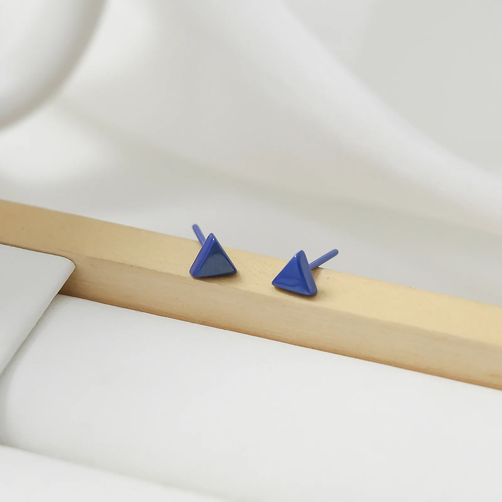 Brief Style All Ceramic Stud Earrings Multi-Color Brief Small Trangle Shape No Allergy Suit For Healty Ear Hole And Sleeping