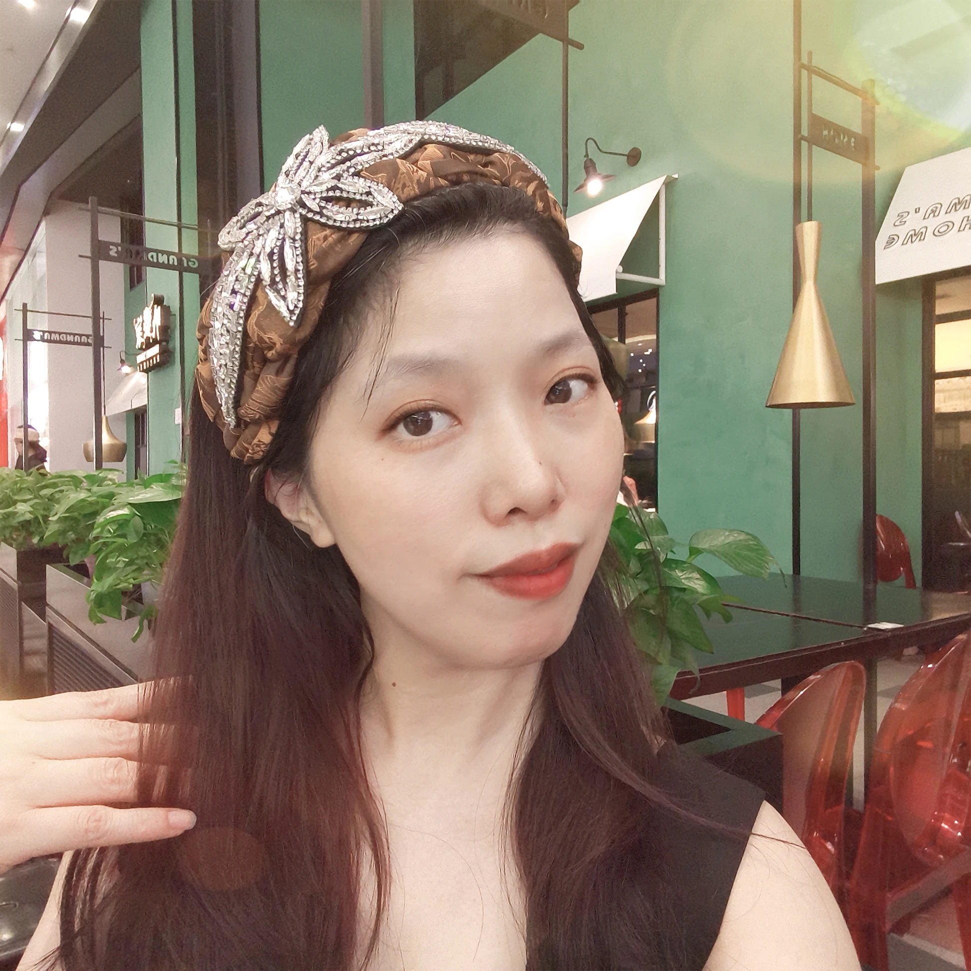 ブラックダイヤモンド埋め込みフラワーヘアバンド女性のファッションレトロスタイルクリスタルヘッドバンド日常使用に適した多用途ヘアアクセサリー