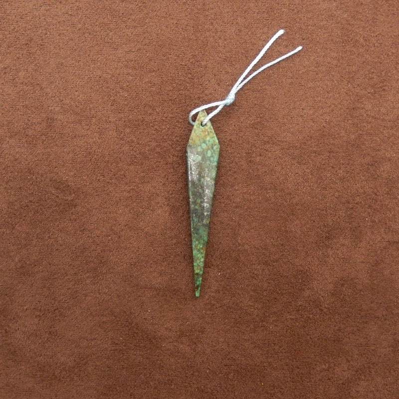 

Африканский бирюзовый кулон в форме копья, полированный натуральный землистый зеленый драгоценный камень с текстурными включениями для ремесленных украшений