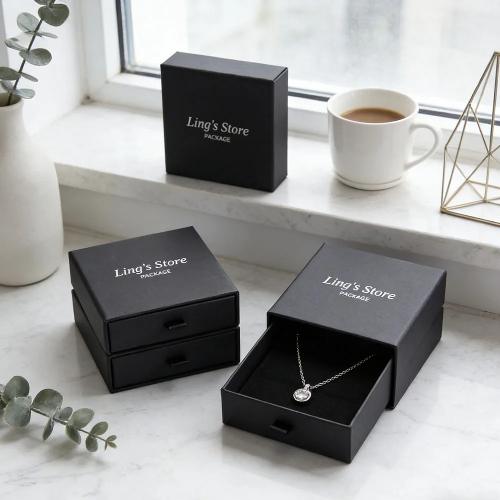 

100 шт. милых черных мини-коробочек с индивидуальным логотипом и черными мешочками из микрофибры 8x8 см для хранения серег, свадебных подарков