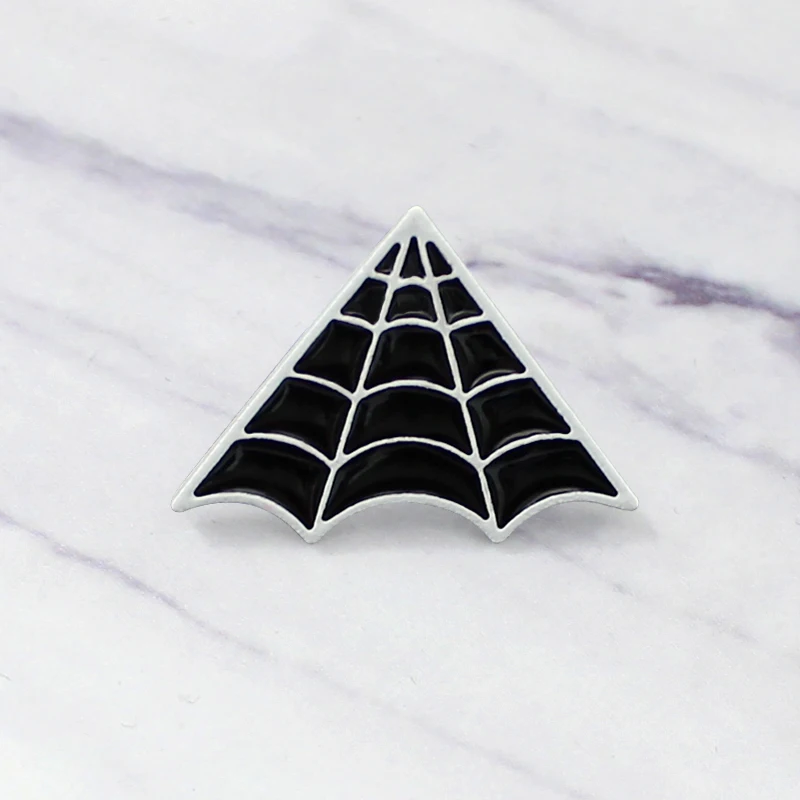 

Horror Species Spider Spider web Brooch Black Spider Web Enamel brooch Pins Gothic Badge Backpack Jewelry Gift brosch Bijoux