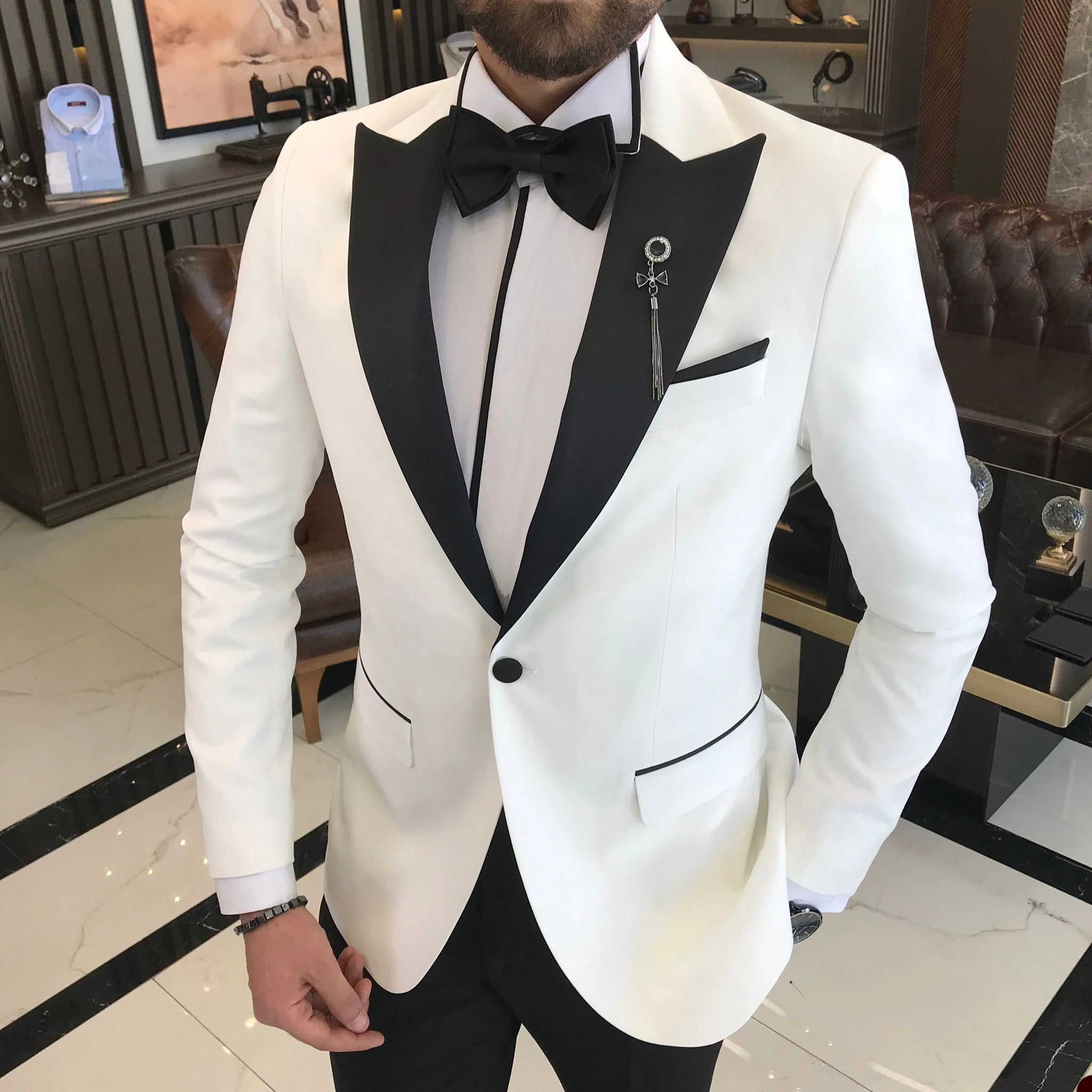 Jas pria tampan Tuxedo dengan Lapel runcing saku satu kancing disesuaikan 2 buah Blazer celana hitam khusus pengantin pria klasik Formal