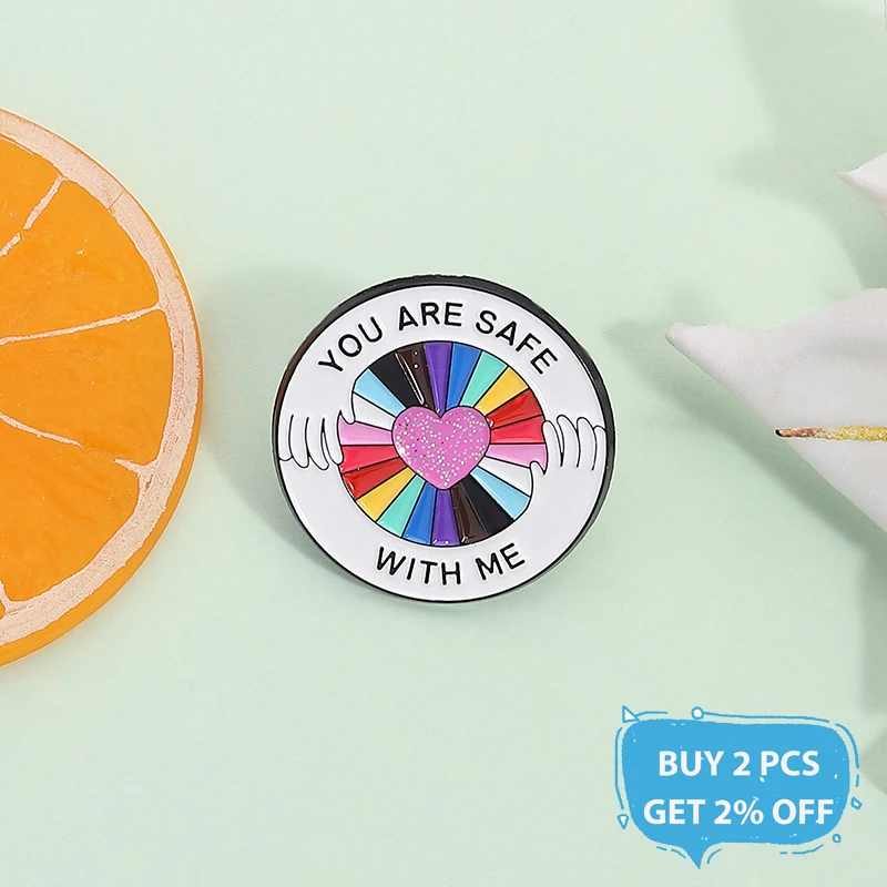 أنت آمن معي المينا دبوس LGBT فخر قوس قزح القلب دبابيس التلبيب على ظهره شارة مجوهرات هدايا للأصدقاء مثلي الجنس