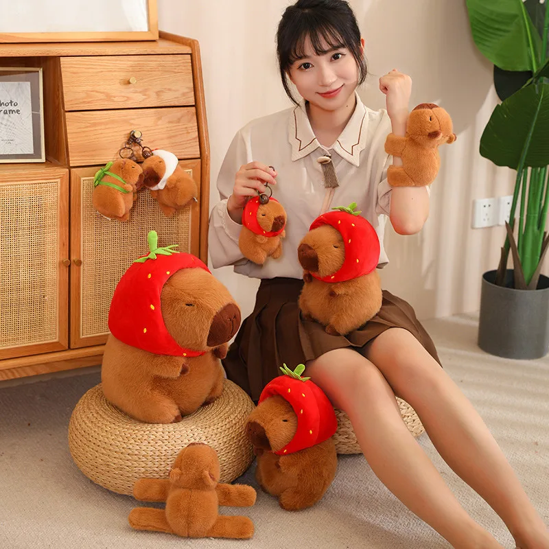 Mainan mewah Capybara dengan topi stroberi mainan boneka Capibara lucu boneka hewan kartun bantal hadiah ulang tahun Natal