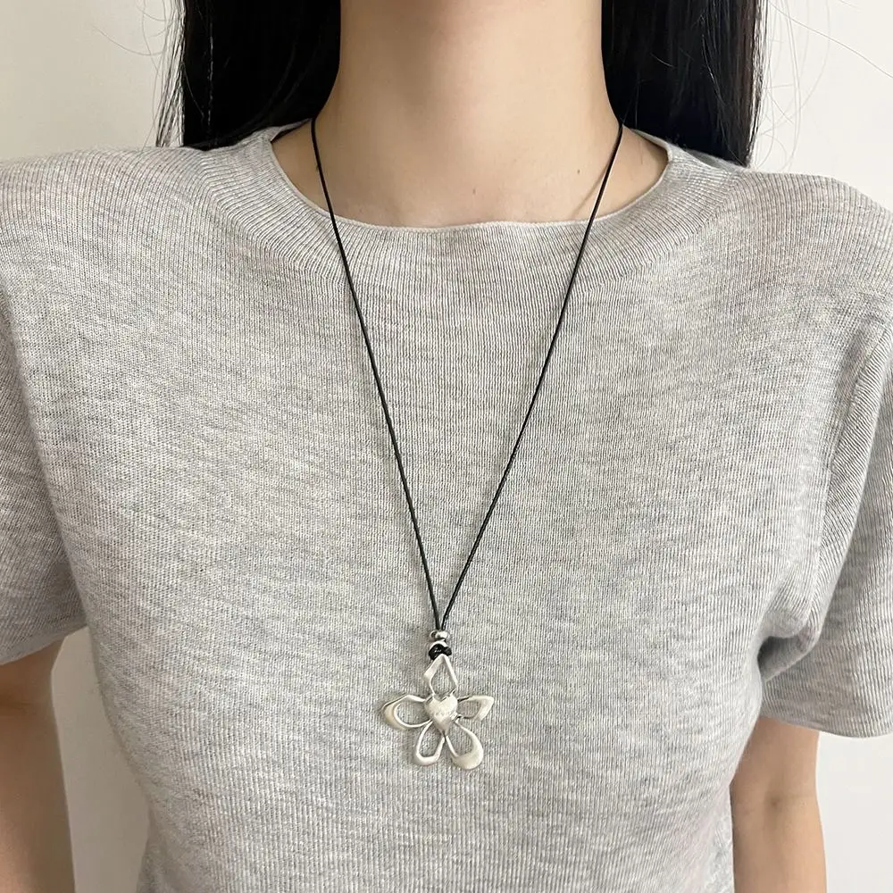 

Temperament Choker Metal Flower Necklace Chain Korean Style Long Chain Necklace Y2K Jewelry Accessories Sweater Chain Women