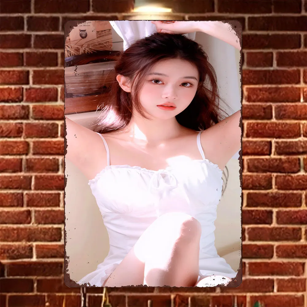Letrero Metálico HD Vintage de Chica Asiática con Vestido Blanco con Volantes, Arte de Pared Metálico, Decoración Retro para el Hogar, Bar, Cafetería