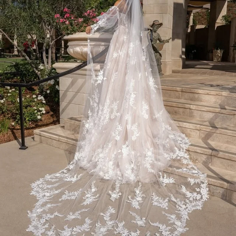 Błyszczące suknie ślubne w kolorze kości słoniowej, z odkrytymi ramionami, spódnica w kształcie litery A, aplikacje kwiatowe, długi tren, suknie ślubne szyte na miarę.