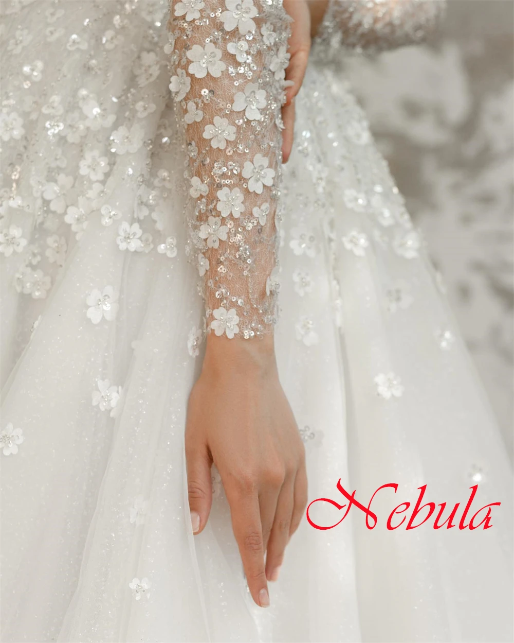 맞춤형 우아한 Organza 웨딩 드레스 절묘한 Strapless 긴 소매 채플 트레인 아플리케와 스팽글 신부 가운