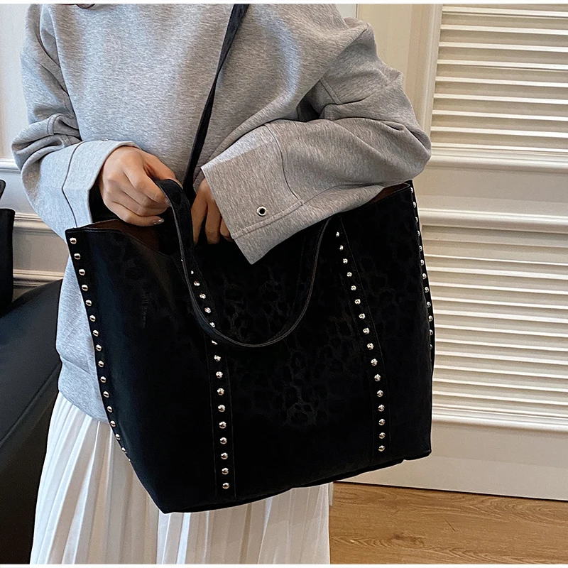 Leopardenmuster Mattierte Wildleder-Schultertasche mit Nieten, Damen Handtasche mit Metallnieten, Vintage Große Kapazität Herbst-Winter-Handtasche – Detail 15