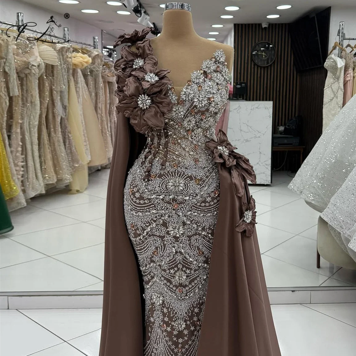 

Вечернее платье с кристаллами и цветами в Дубае, платье русалки с цветочным принтом и накидкой со шлейфом, вечерние и праздничные платья, платье для выпускного вечера с v-образным вырезом 2025