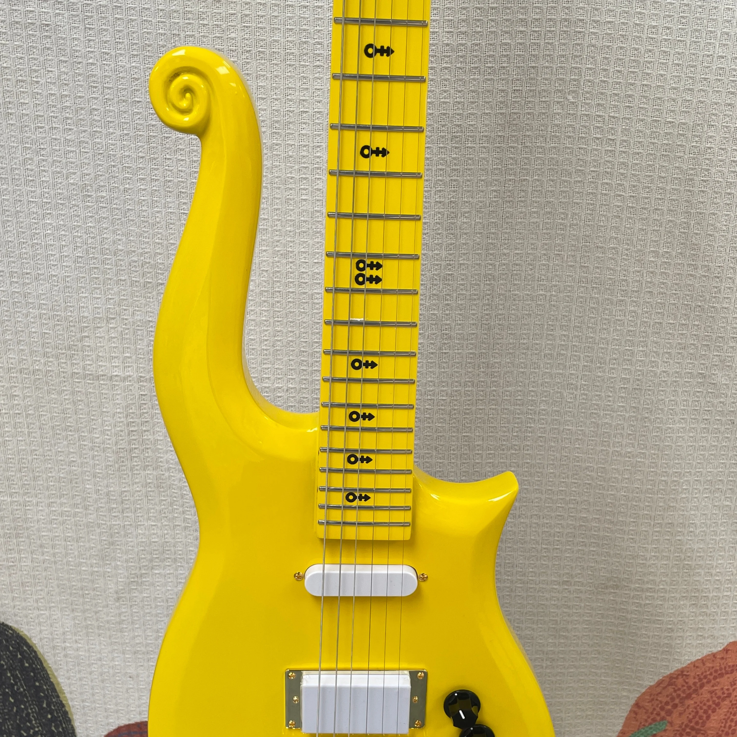 Yellow 6-string electric guitar with SH pickups, black knobs,and gold hardware guitars– A uniquely designed electric guitarra