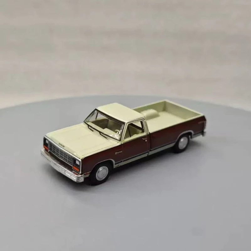 

1:64 1982 DODGE RAM D-150 PROSPECTOR High Simulation Diecast Car Metal Alloy Model Car Children's toys Child ornament