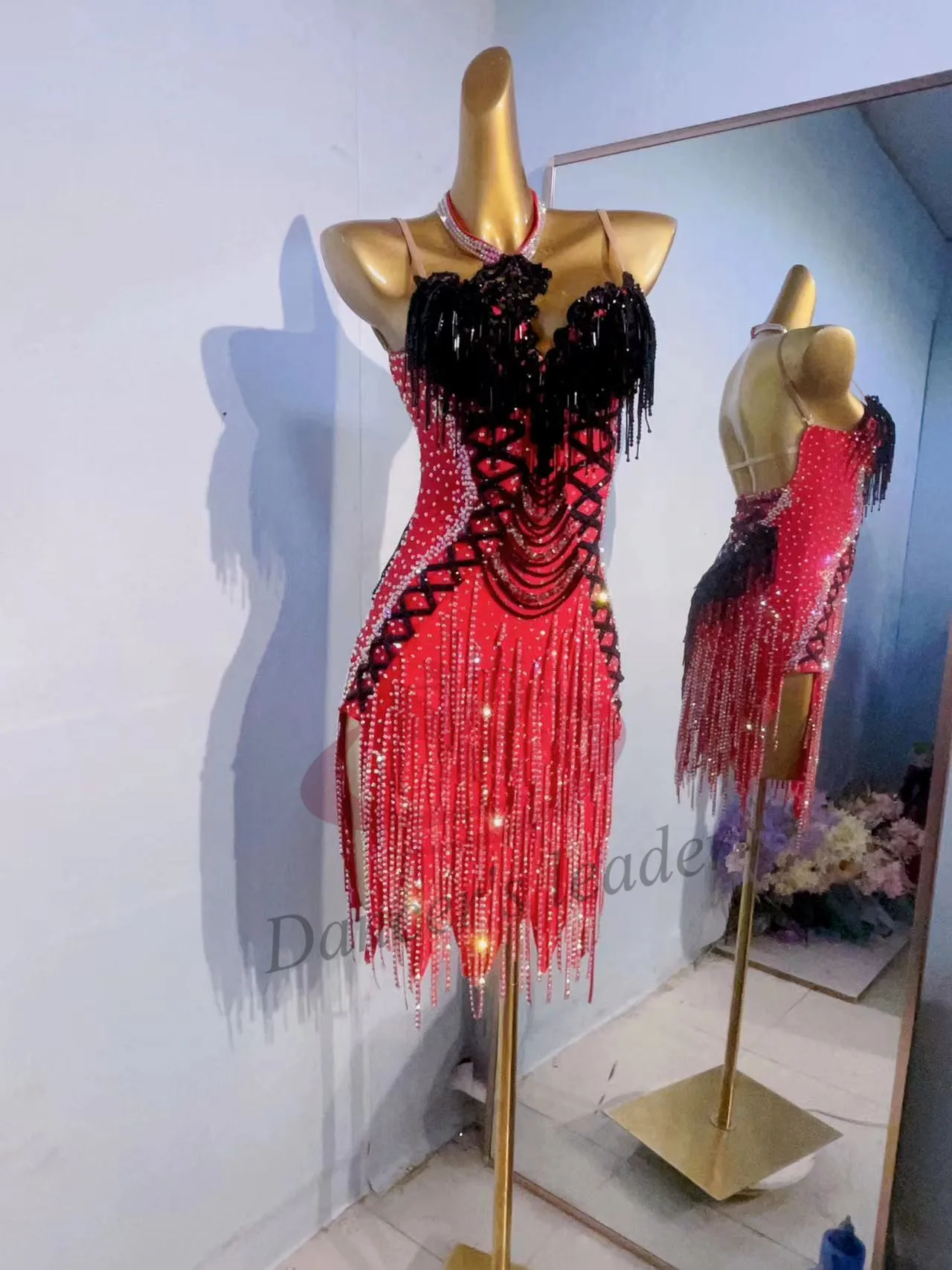 Costume de concours de salle de bal Samba latine, robe de spectacle Standard personnalisée haut de gamme avec écharpe en diamant noir et rouge