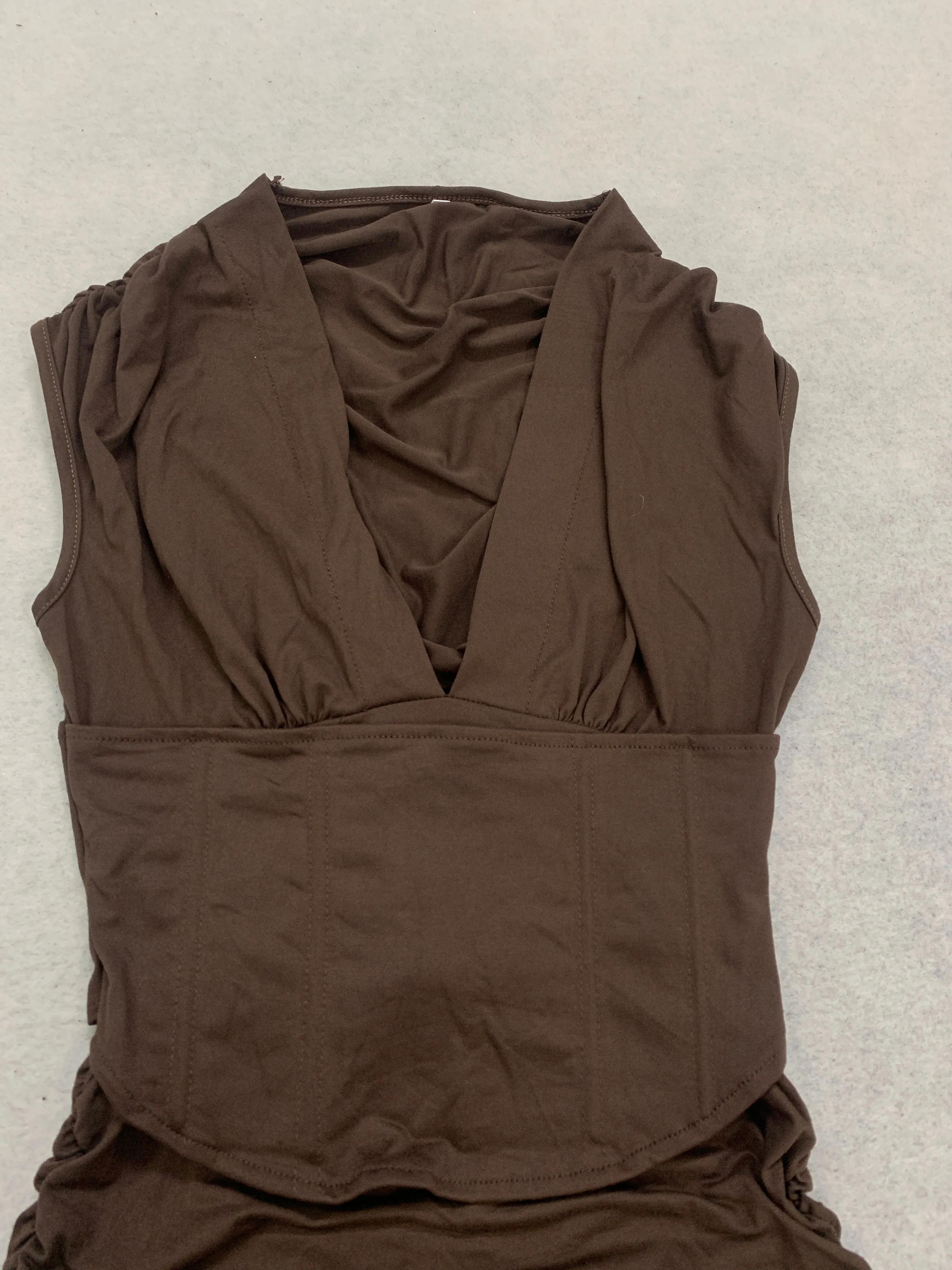 Damenkleid mit tiefem V-Ausschnitt, enganliegendem Schnitt, Taillierung und Rüschen, elegantes Mini-Kleid für Nachtclubs und Partys, kurzer Rock für Frauen. – Detail 6