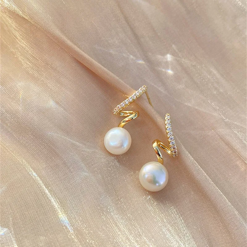 

Women's Simple Twisted Design Commuter Fashion Diamond-encrusted Pearl Earrings
