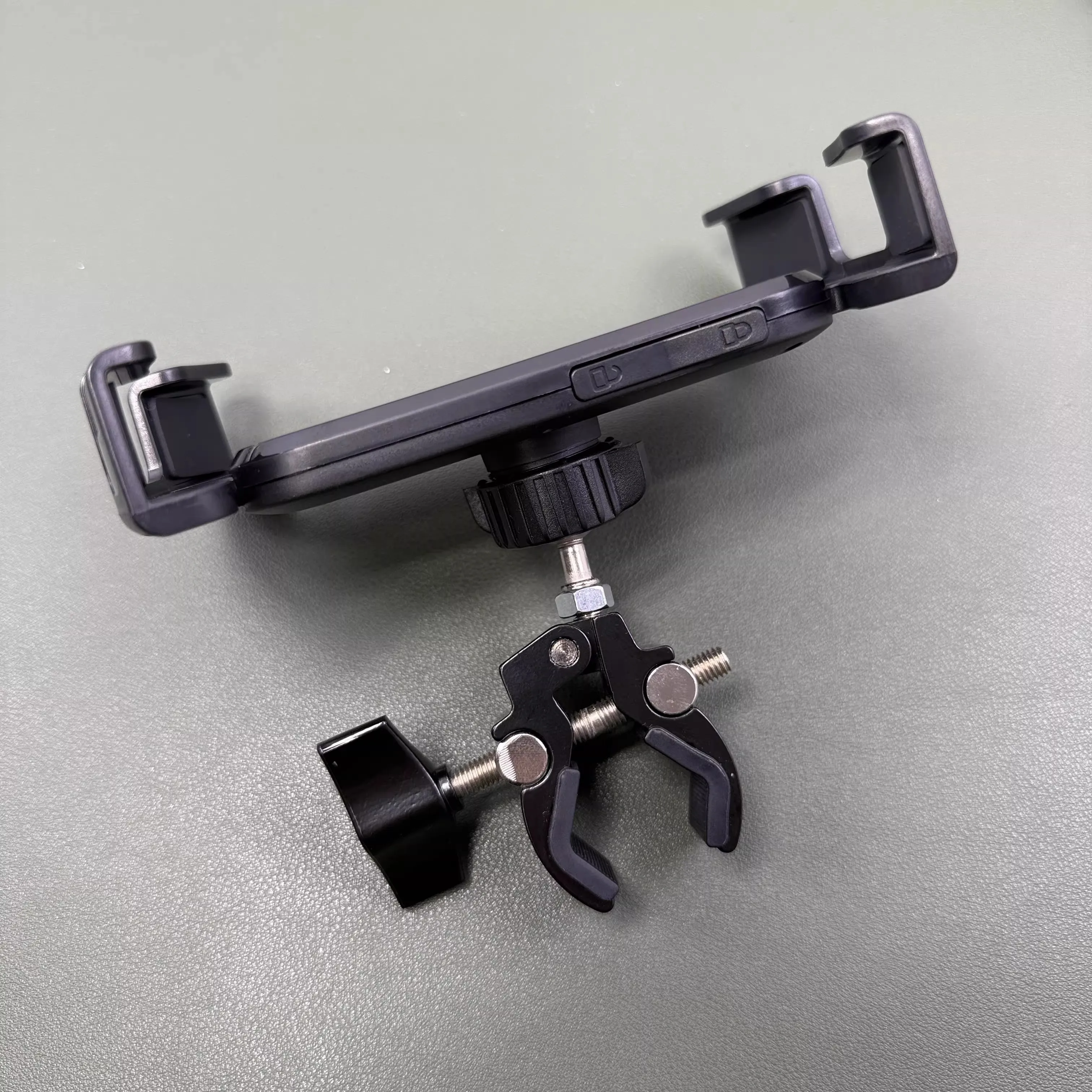 

Aluminum Alloy Handlebar Mount for Mobile Phone And Tablet 17mm Ball Head Clamping Outdoor Cycling Video Recording Holder