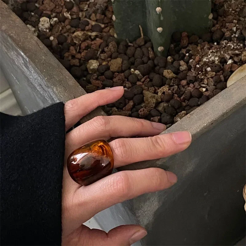 New Vintage Trendy Large Finger Rings for Women Exaggerated Amber Color Resin Temperament Geometric Finger Ring Punk Jewelry