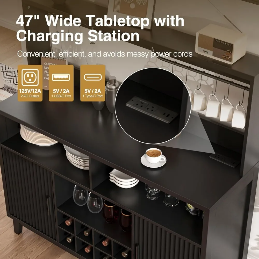 充電ステーション付きモダンな溝付きコーヒーバーキャビネット、幅47.2インチのリカーキャビネット、取り外し可能なワインラックとグラスホルダー付き