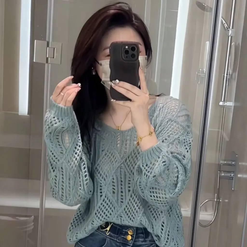 

Women's Retro Cut out V Neck Pullover Knitwear Long-Sleeved Top Versatile Loose Fit Mid-Length for Early Autumn