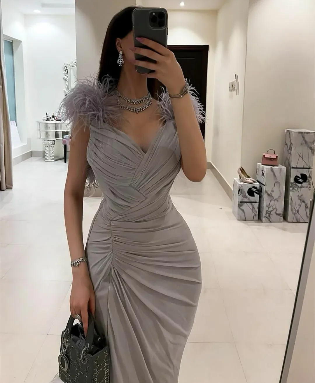 

Elegant Long V-Neck Chiffon Evening Dresses with Feathers Mermaid Prom Dress Sweep Train Pleated Zipper Back Formal Party Gowns
