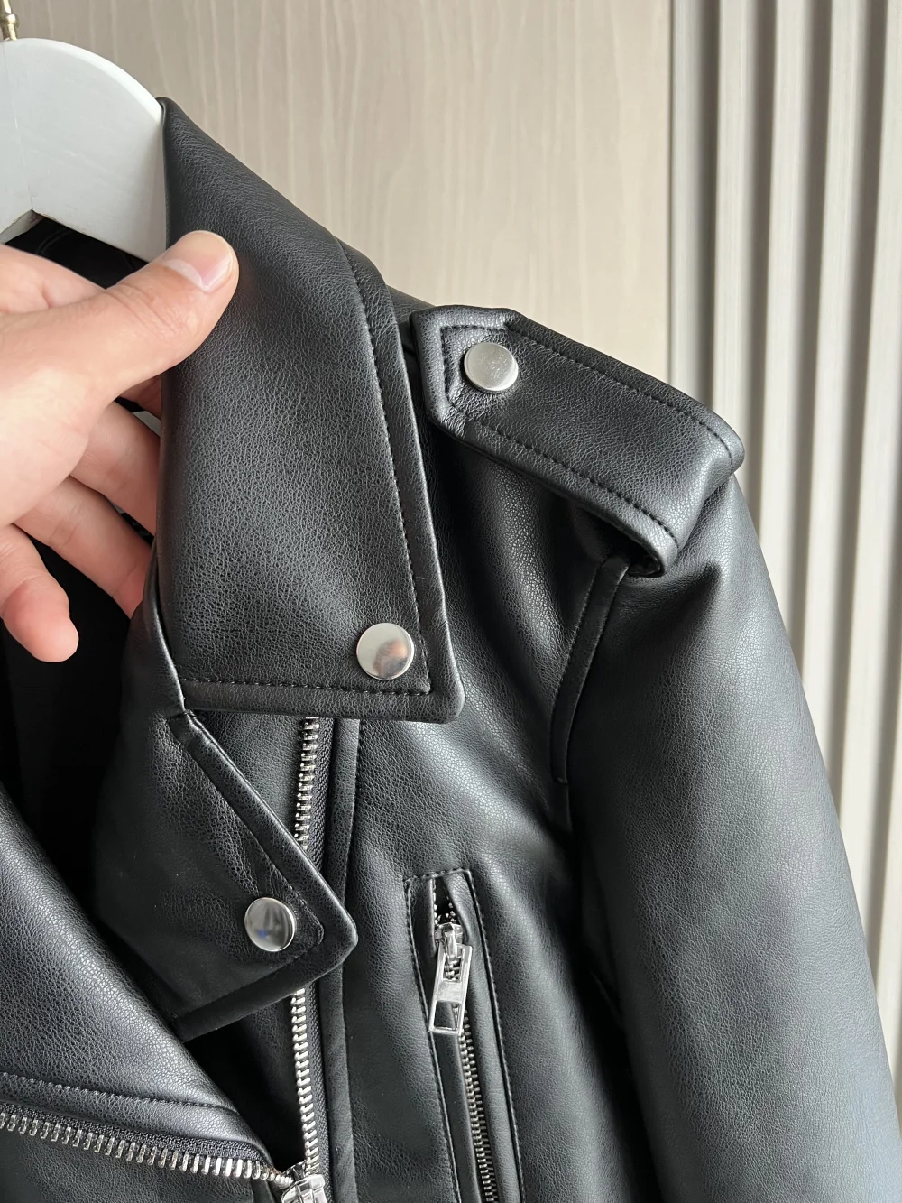 Faux leather biker jacket The new spring 2024 traf lapel epaulet zipper adorn a cool black faux leather jacket for women