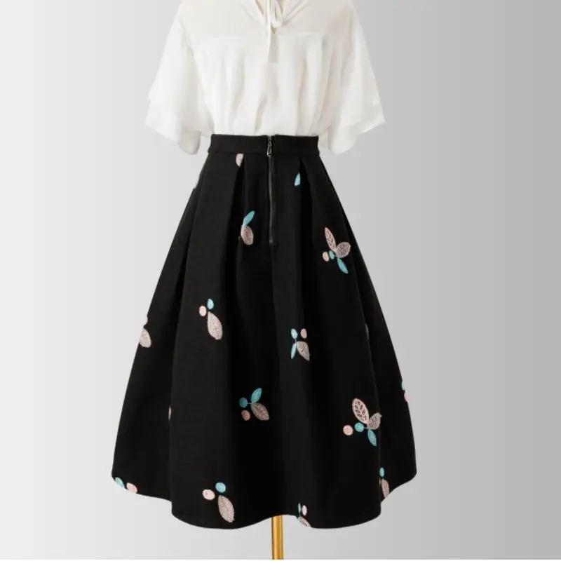 Women Autumn Winter New Thicken Fashion Woolen Skirts Female High Waist A-line Skirt Ladies Floral Embroidery Long Skirts M149