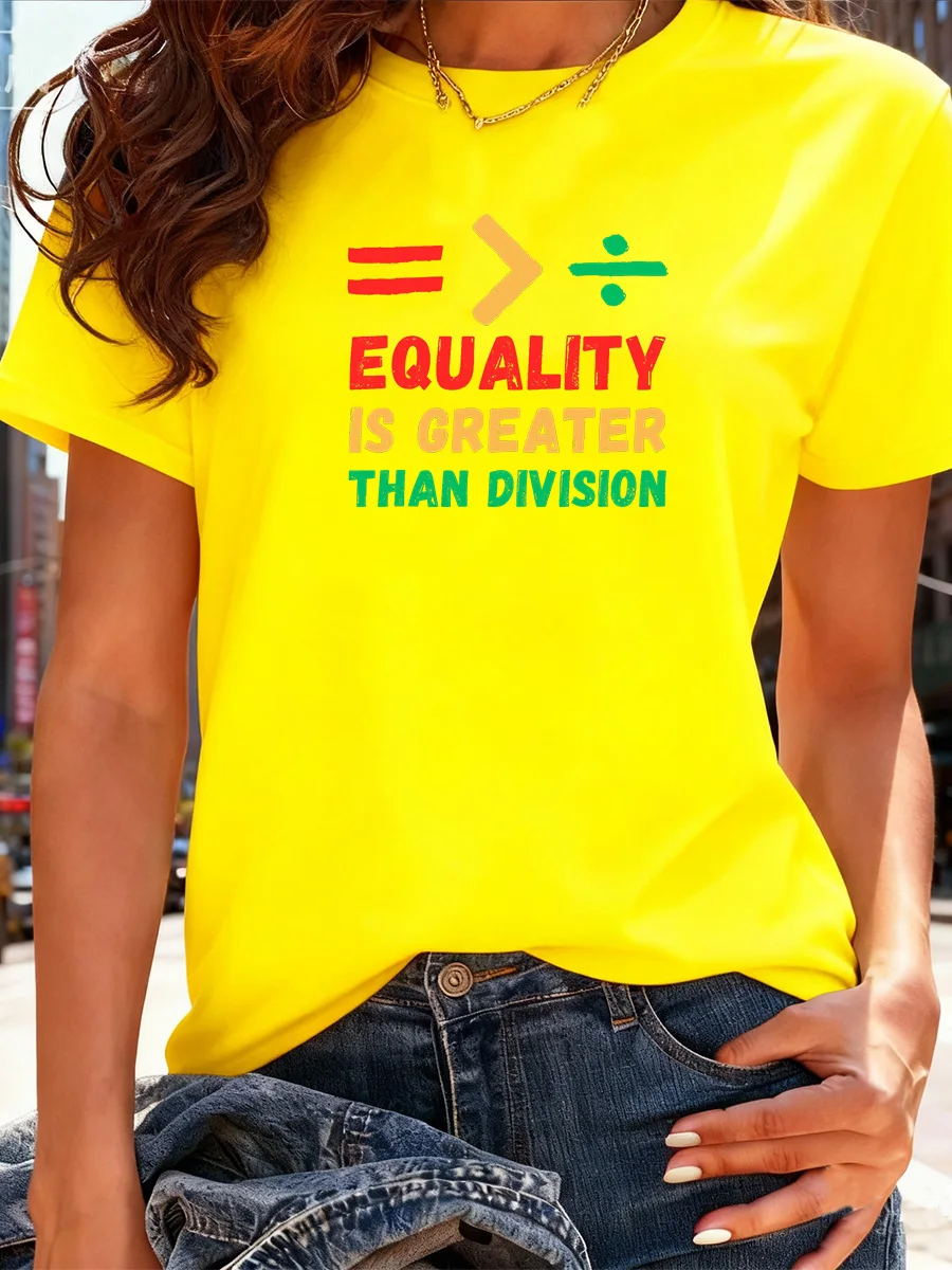 Czarna koszulka z krótkim rękawem i nadrukiem symbole matematycznego oznaczenia: Równość jest większa niż rozdzielenie, okrągły dekolt, codzienna bluzka do noszenia na co dzień.