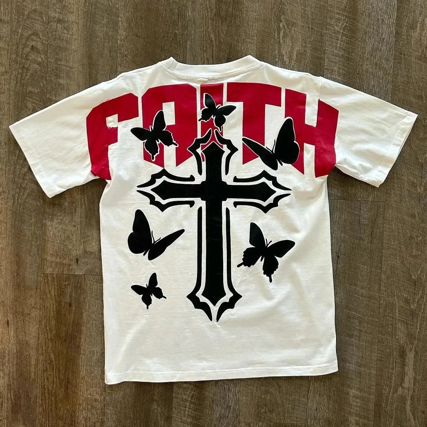 Camiseta Oversized com Estampa Gótica de Cruz e Borboleta Verão 2026, Estilo Dark Estético Streetwear Casual de Manga Curta para Homens e Mulheres