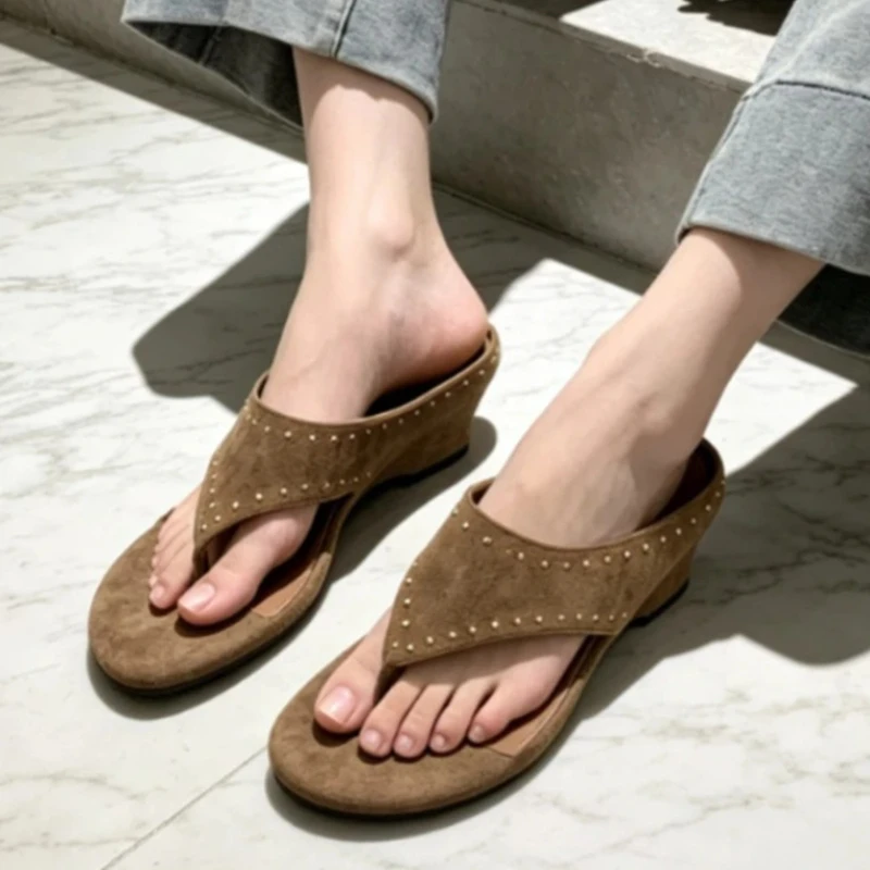 Keilabsatz Damen Zehensteg-Slipper aus Wildleder, mittelhohe Absätze, elegante Sandalen, modische Freizeit-Strandschuhe für Damen