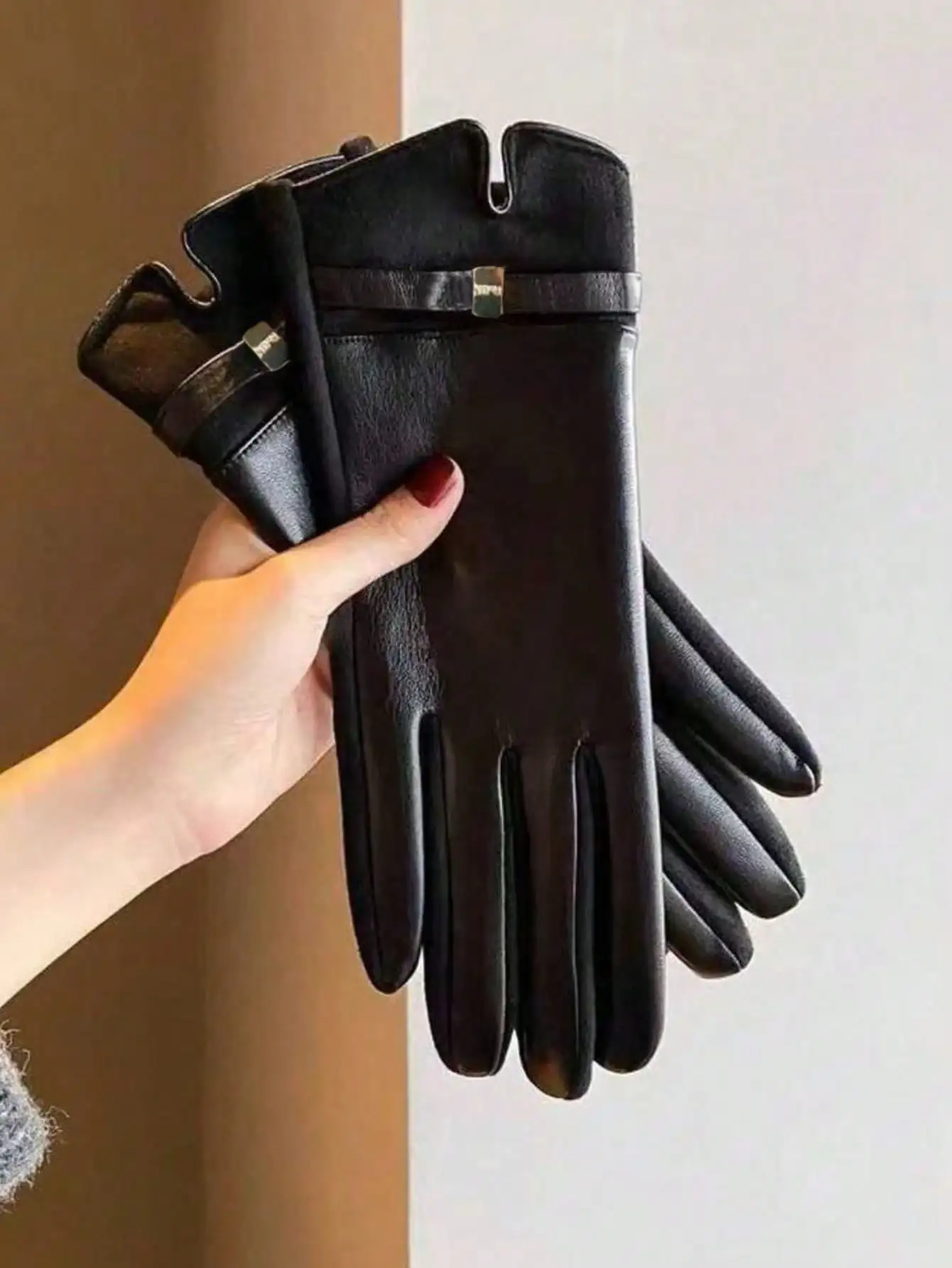 زوج واحد من قفازات نسائية أنيقة ببرشام من البولي يوريثان - قفازات غير رسمية للخريف والشتاء