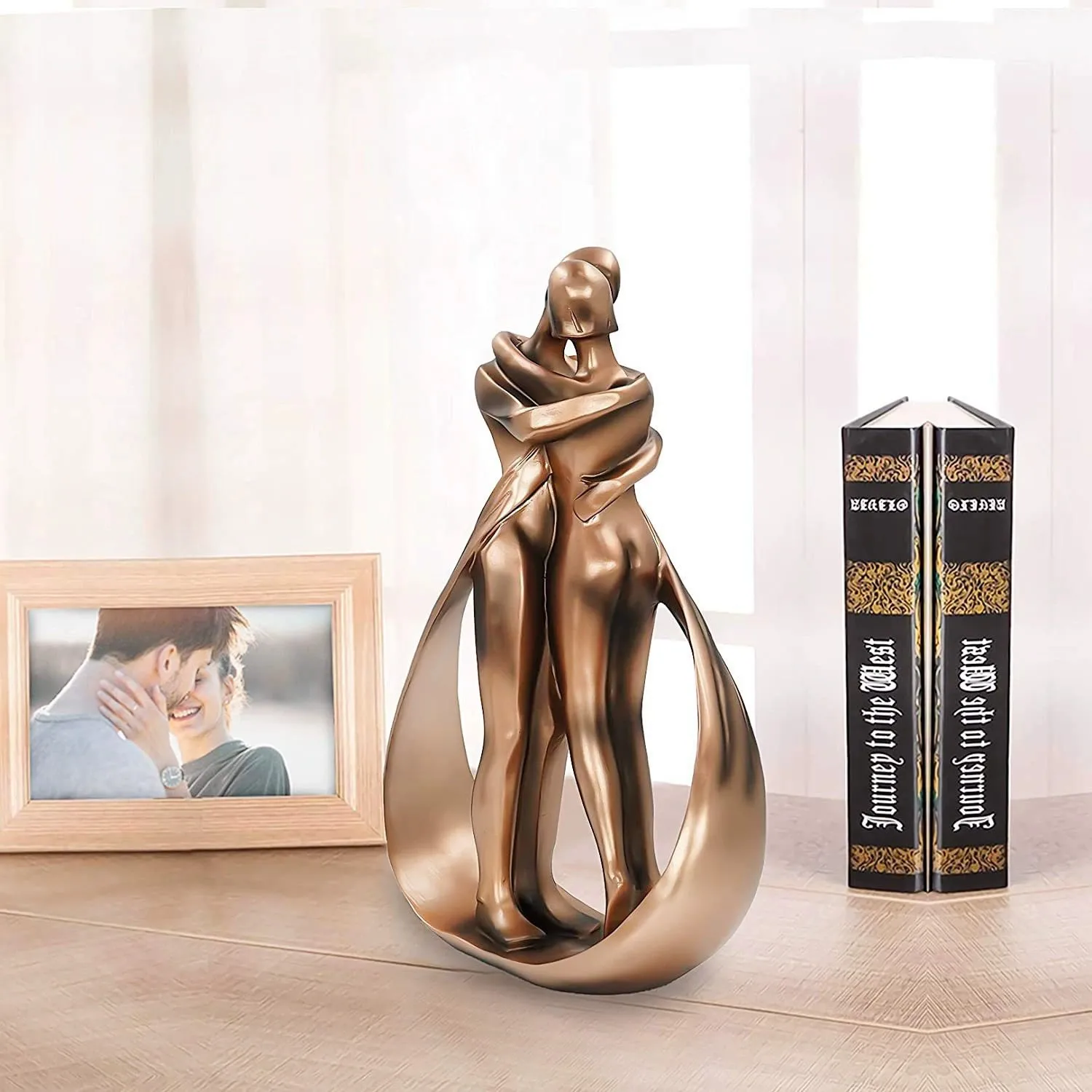 Hugging Couple Figurine Embracing Men Women Resin Statue Sculpture Home Office Wedding Party Anniversary Desktop Decoration