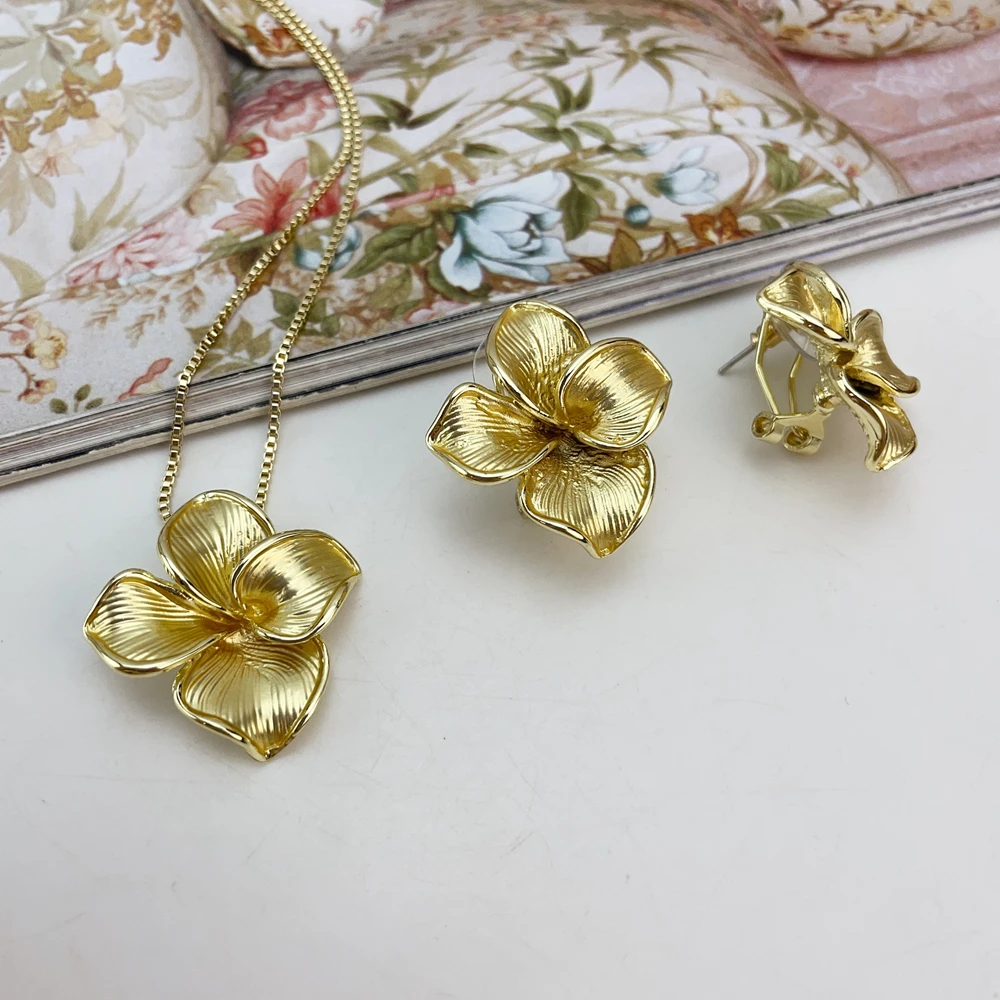

Fashion Golden Color Flower Pendant Earrings Dubai Luxury Trendy Jewelry Set for Ladies For Women Earrings Ring Set KY25131