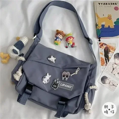Kawaii Pins Decor Messenger Bag, Umhängetasche mit Schnalle und Decor-Klappe, Schultasche mit großem Fassungsvermögen – Detail 4