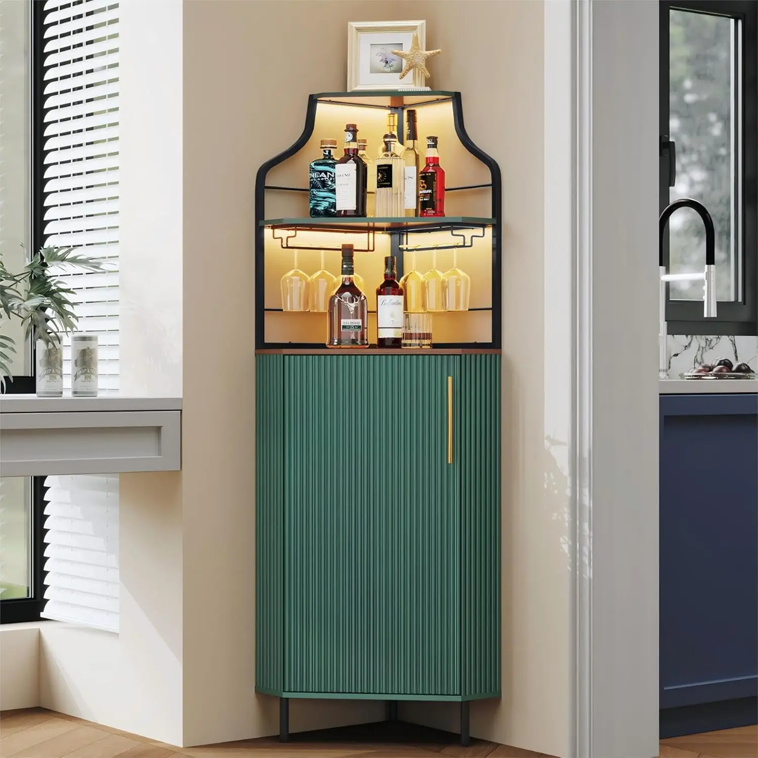 Mueble de Bar Esquinero con Tira de LED, Barra de Café Esquinera Moderna de 4 Niveles con Soporte para Vasos, Mueble Alto para Licores con Diseño Acanalado, Personalizable
