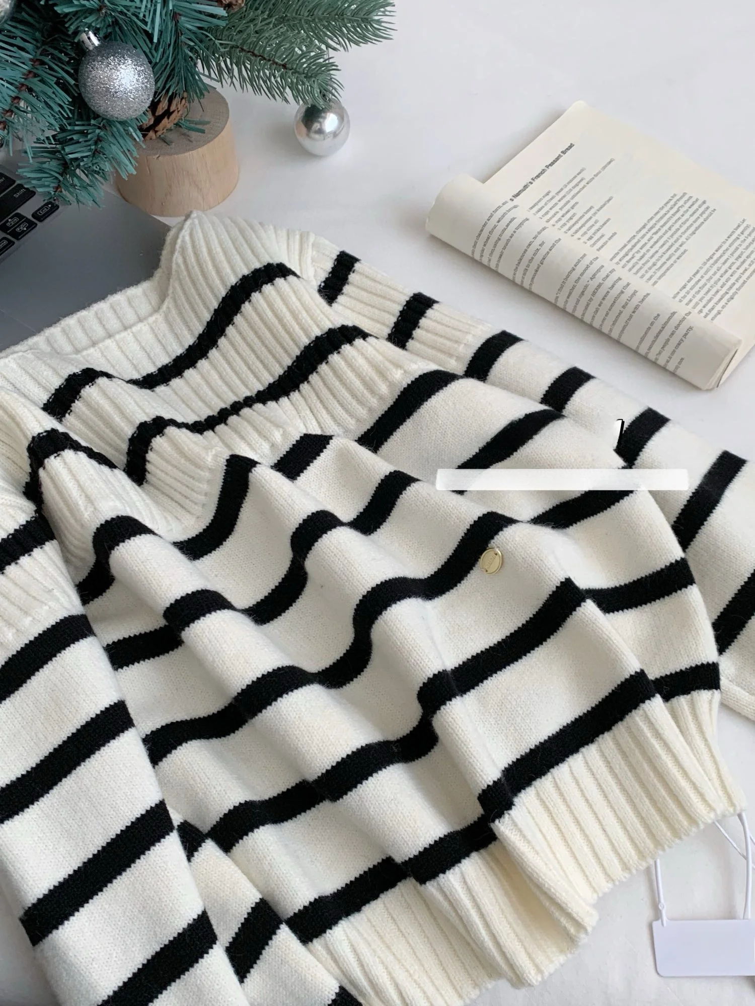 

Милый корейский свитер с объемными плечами, полосатый цветной блузка с широким воротником, вязаный топ для молодых женщин, осень-зима, мода