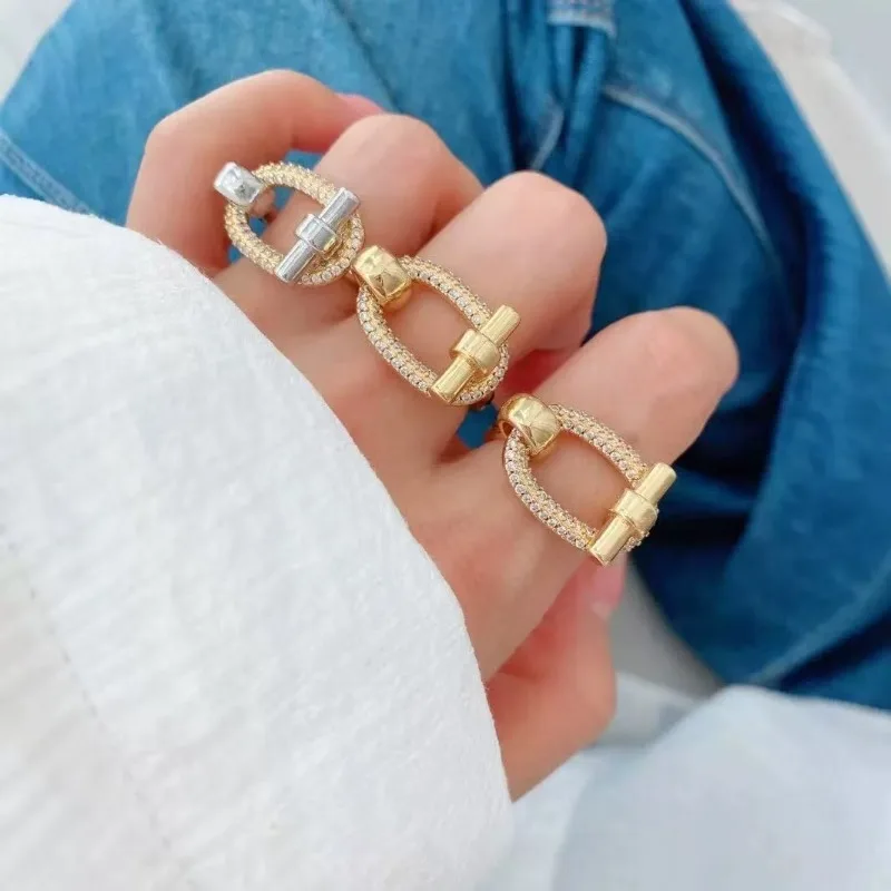 هذا خاتم نسائي عصري فاخر مرصع بالنحاس والزركون. العارضة من سلسلة الحلقات قابل للتعديل #3