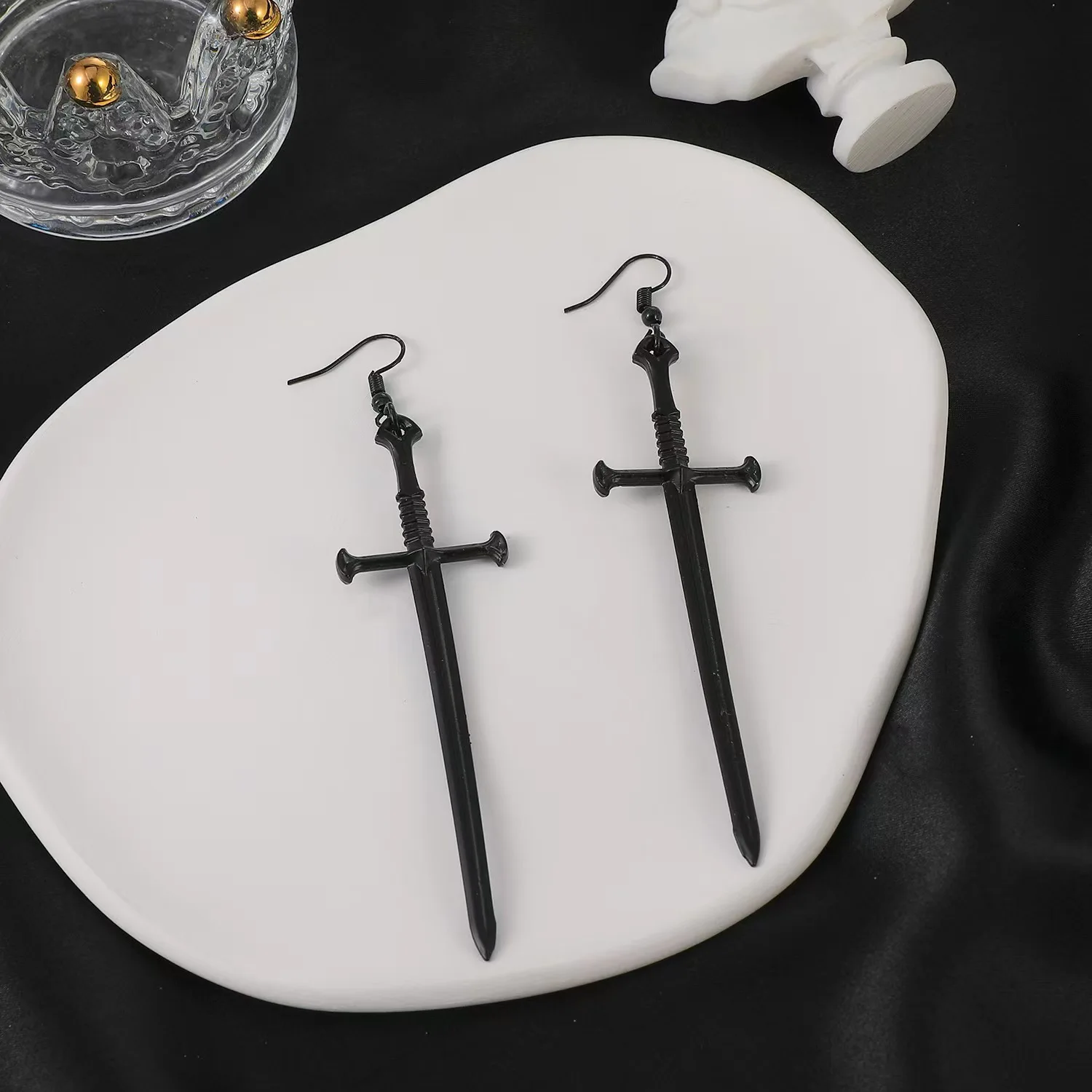 1 Pair Of Retro Dark Alloy Cross Sword Eardrops Suitable For Women's Halloween Party Jewelry Earrings