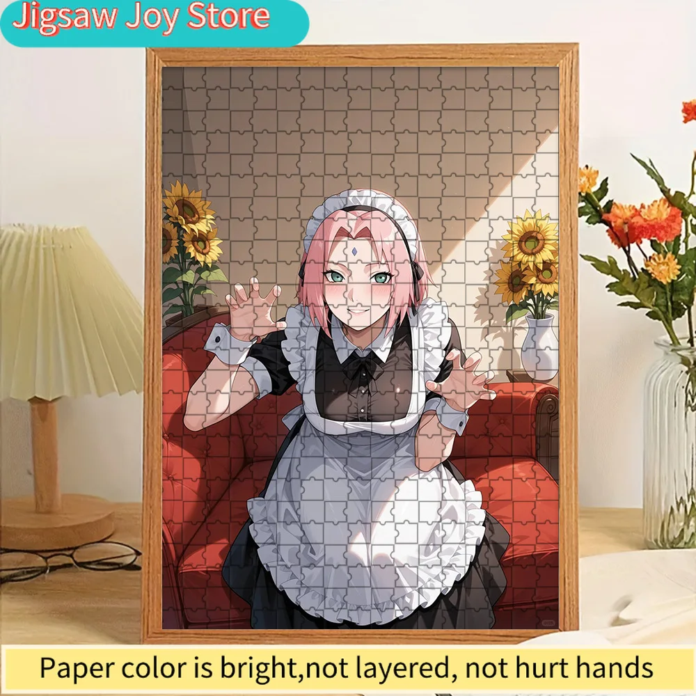 

Аниме-пазл «Наруто: Сакура Харуно в костюме горничной» с игривой позой и когтями, красный диван, фон с подсолнухами, премиум-качество, высокое разрешение