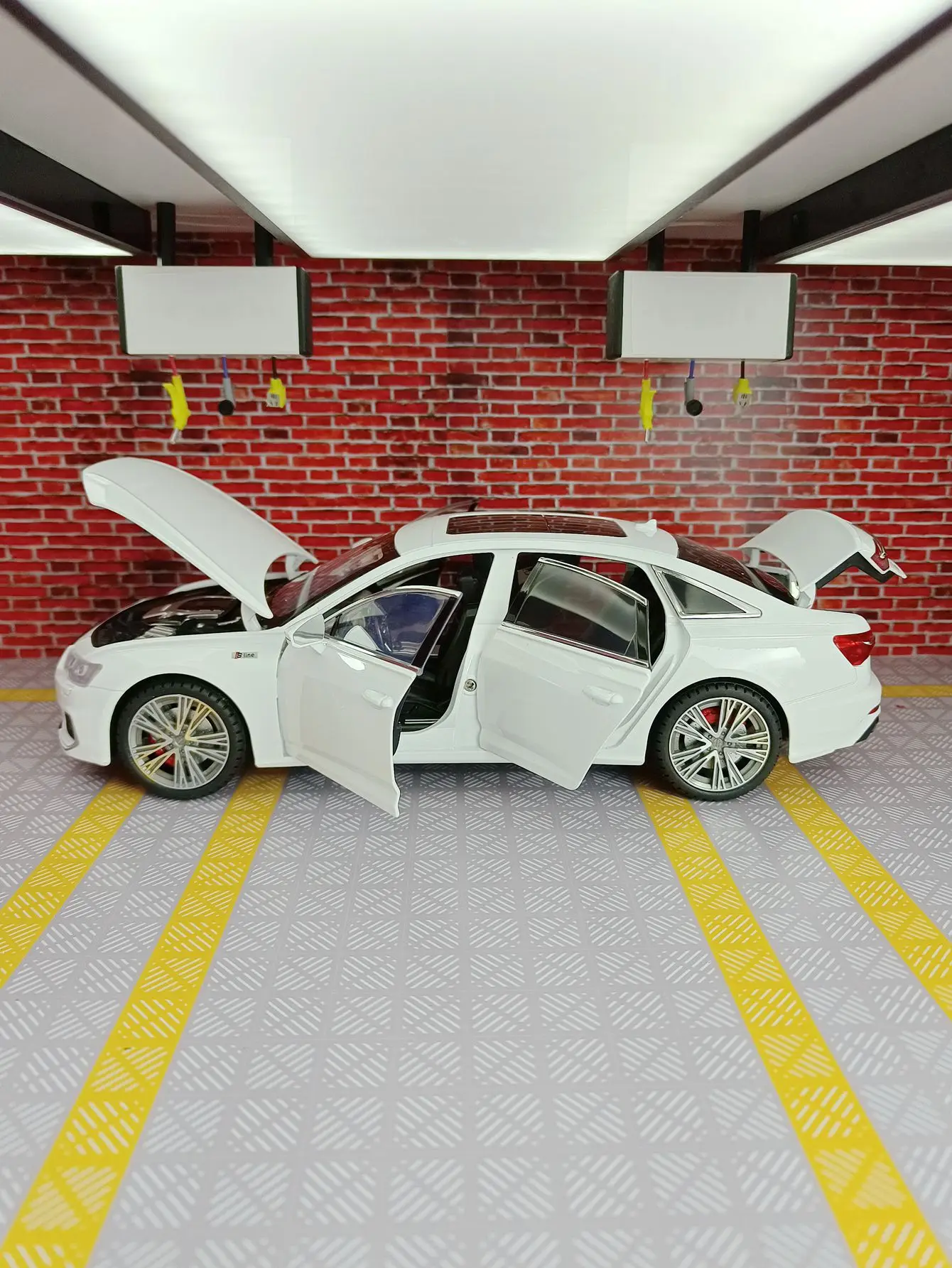 1:18 يمكن فتح أبواب نموذج السيارة المصنوعة من خليط معدني A6 والغطاء الأمامي وباب صندوق السيارة بأنها محاكاة وظائف الصوت والإضاءة