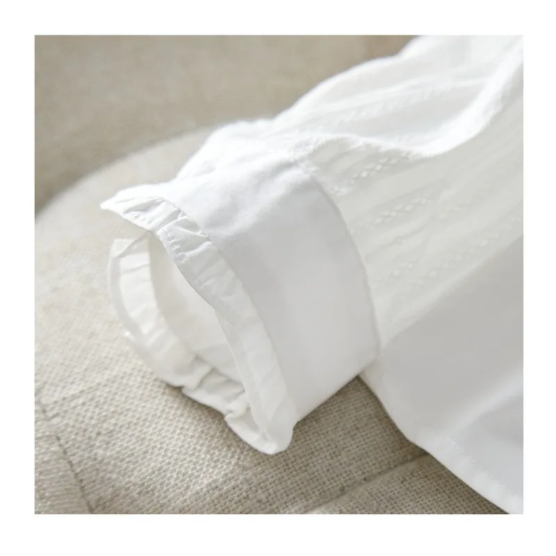 بلوزة بيضاء كلاسيكية فرنسية: قميص كبير الحجم بياقة جاكار مزين بالزهور للنساء، قميص بمقاس كبير قابل للتنفس على الطراز الكوري