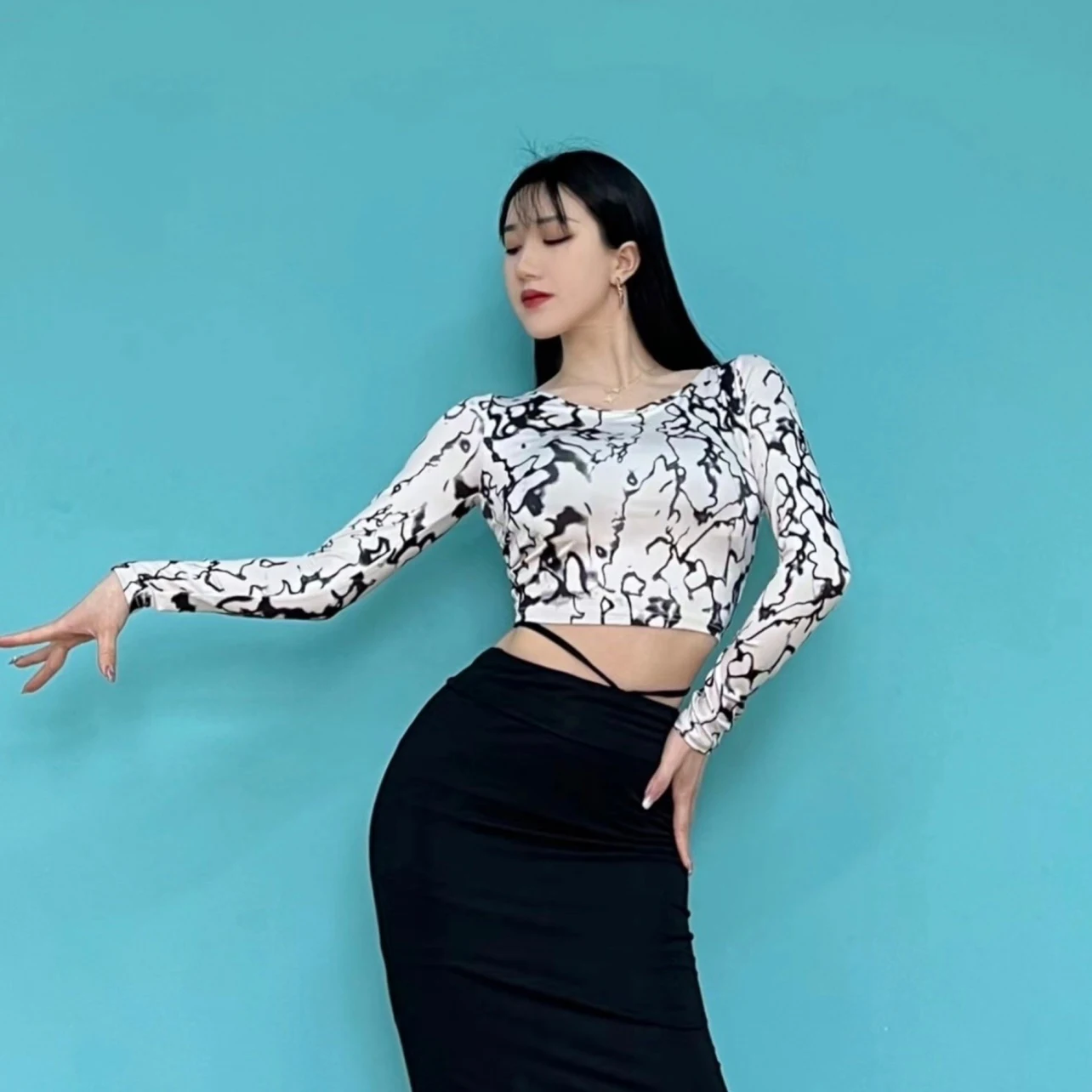 

Latin Dance Costume Dyeing Long Sleeve Backless Cross Striped Crop Top Training Chacha Rumba Tango Latin Practice Wear DQL9758