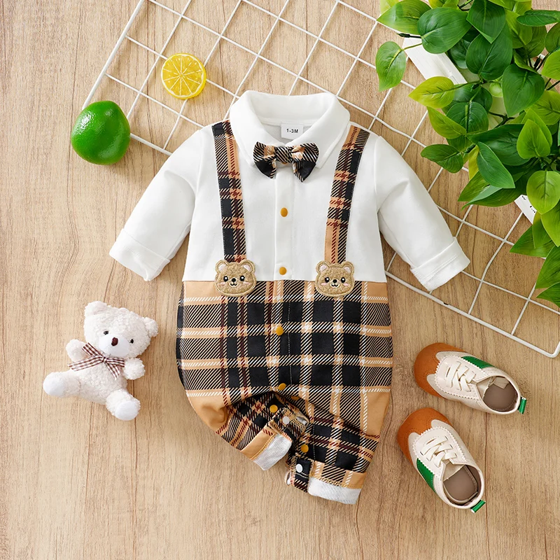 

Модный комбинезон из двух предметов в клетку с милым мультяшным вышитым медведем для новорожденных мальчиков, весенне-осенний белый кофейный комбинезон с длинными рукавами