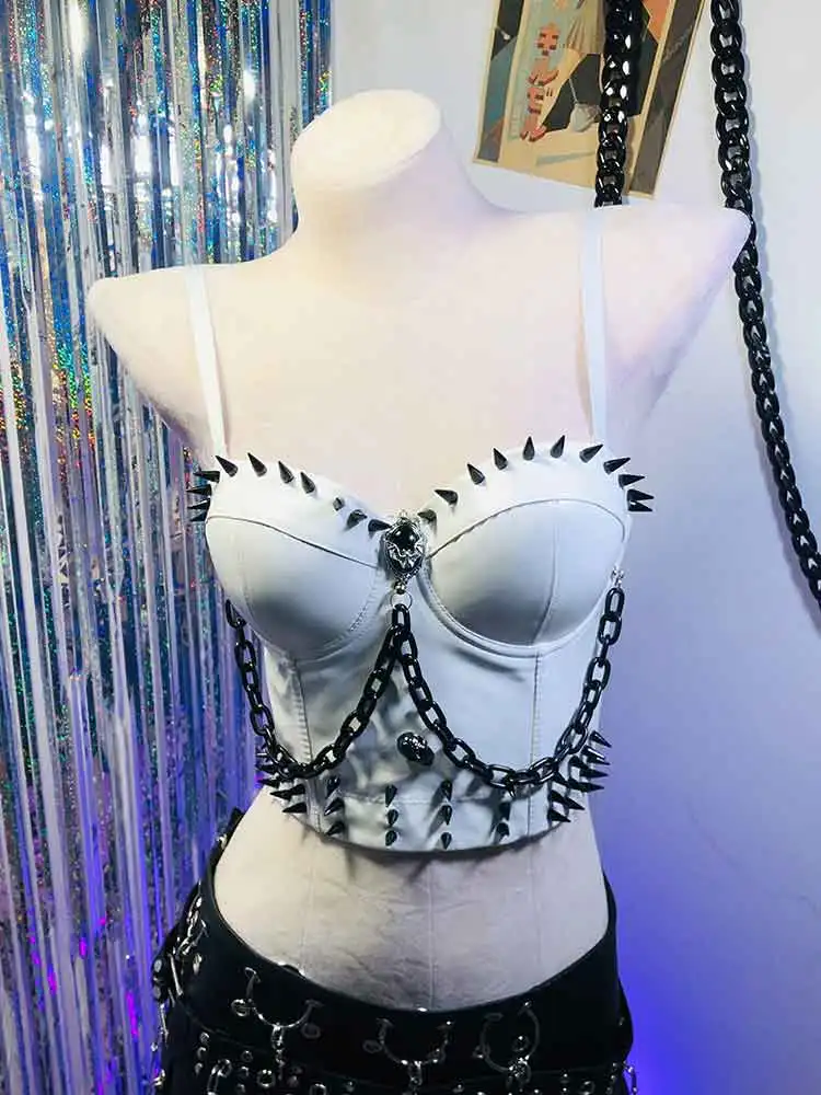 

Готический хип-хоп DIY: Эко-готика, панк-рок, 90-е, Y2K, халтер-топы, эмо, ручная работа, гранж, кавай, харадзюку, E-Girls, с заклепками и шипами