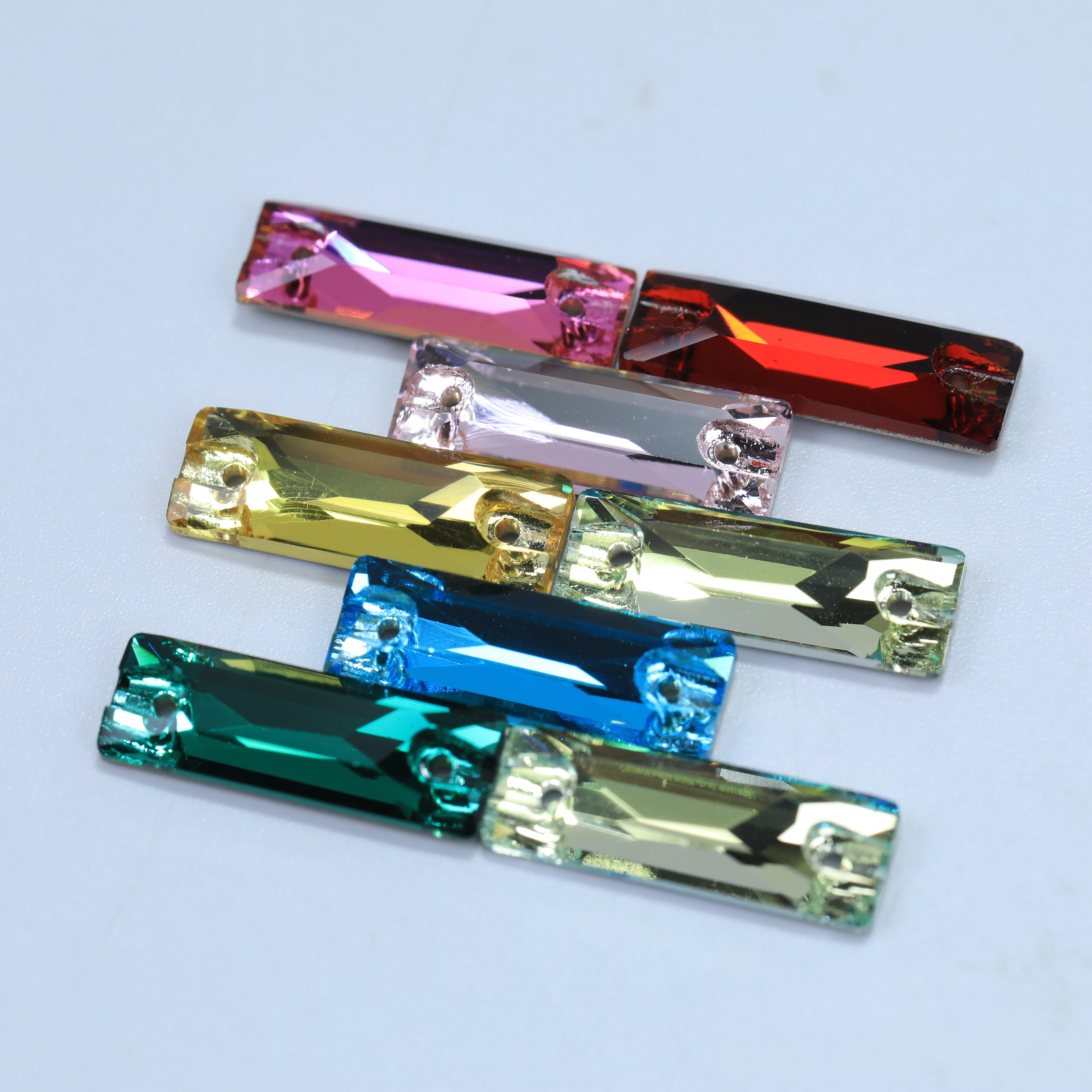 Glitzernder, farbig beschichteter langer Glas-Kristall-Baguette-Applikationsstein zum Aufnähen als Haaraccessoire, Dekoration, DIY-Bastelverzierung – Detail 6